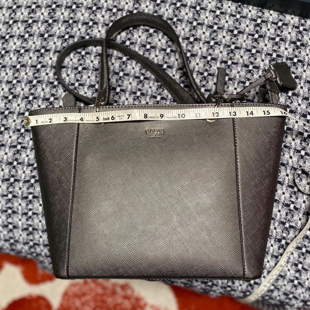 Guess modern polished Tote bag 1981 ~ secu…